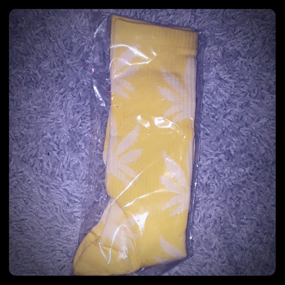 🌜NEW Cannabis Leaf Skate Socks - Yellow and White